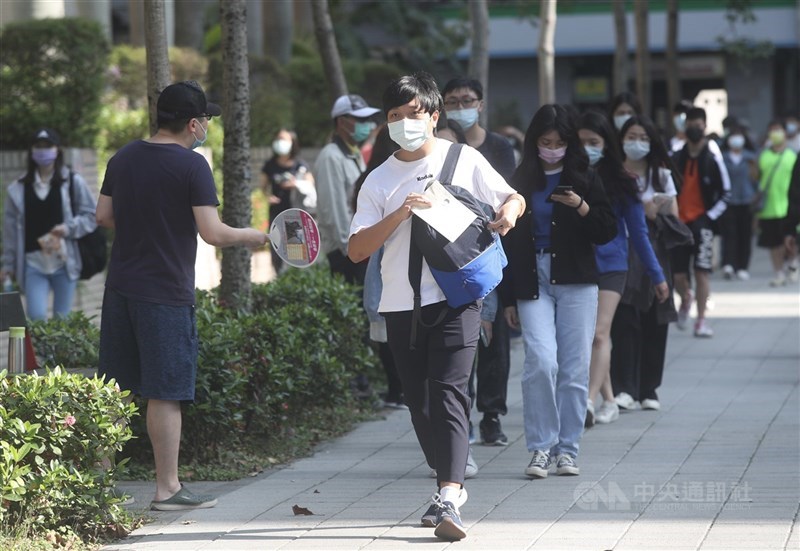 指揮中心指揮官陳時中12日表示,BNT疫苗將優先保留給學生使用。圖為5月2日四技二專統測考生戴口罩應考。(中央社檔案照片)