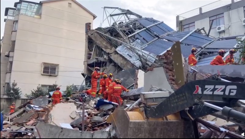 中國江蘇省蘇州市吳江區一座酒店12日下午發生坍塌,已知1人死亡。(圖取自weibo.com/smtdtyhd)
