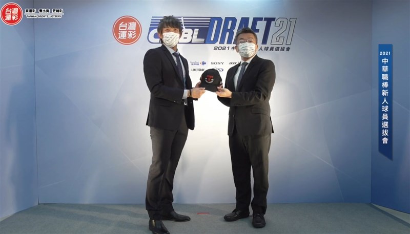 中職新人選拔會12日線上進行,擁有第2順位的樂天桃猿在首輪選了左投陳冠宇(左),成為選秀榜眼。(圖取自facebook.com/heartbaseball)