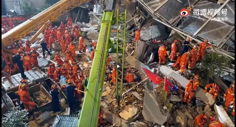 中國江蘇省蘇州市吳江區一座酒店12日下午發生坍塌,現場仍在搜救中。(圖取自weibo.com/smtdtyhd)