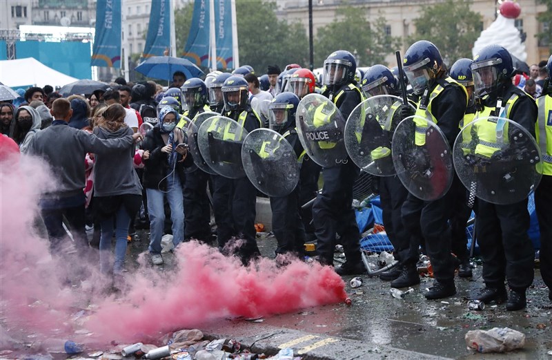 英國警方11日表示,維持2020歐洲國家盃足球賽冠軍戰秩序時逮捕45人,球迷當時在球場附近爆發衝突。(美聯社)