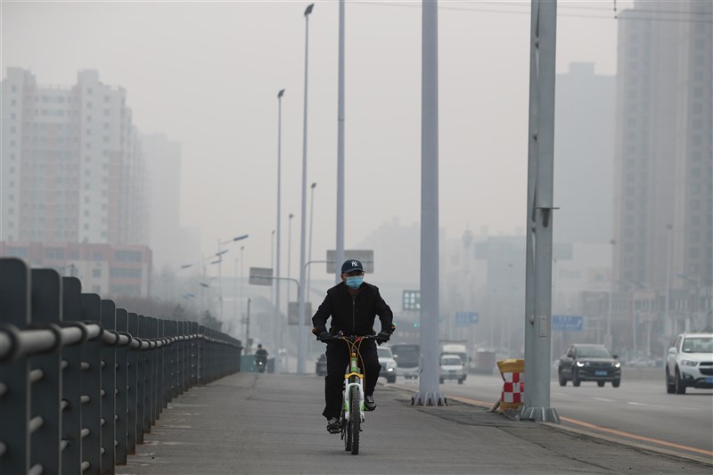 期刊Frontiers的研究結果,包括上海、北京和邯鄲等23個中國城市,加上莫斯科和東京,竟佔總體溫室氣體排放量的52%。圖為三月中國遼寧省霾害狀況。(中新社)