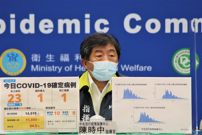 台積電、鴻海暨永齡基金會12日宣布,將各捐贈500萬劑BNT疫苗,對於其中是否保留額度給自家員工,指揮中心指揮官陳時中(圖)表示,合約內沒談到。(指揮中心提供)