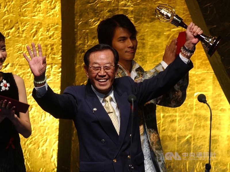 資深演員高振鵬(前)2002年以大愛劇場單元劇「人間有愛」首次入圍金鐘獎,並拿下最佳男配角殊榮。(中央社檔案照片)