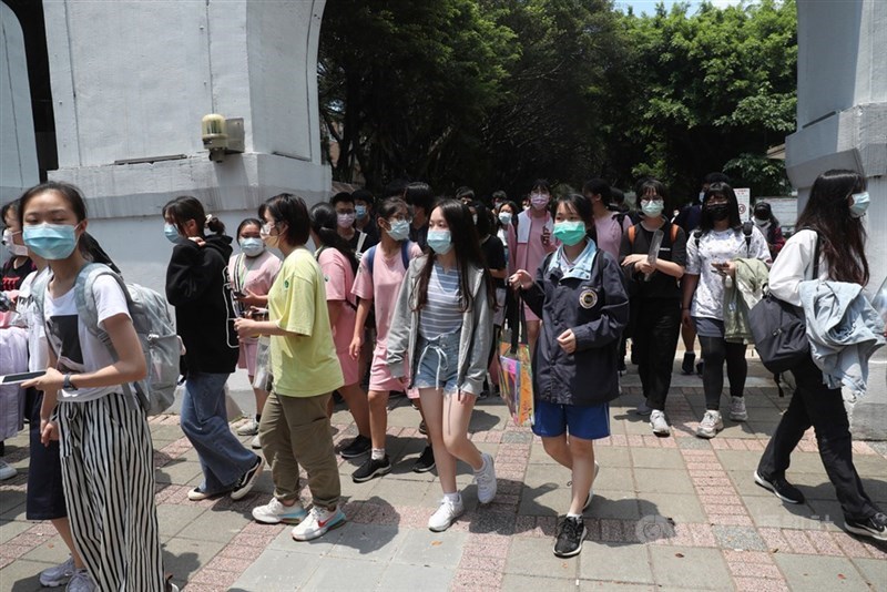 110學年度高中免試入學包含15個就學區,合計提供17萬7840個名額(含回流),預計7月13日上午11時公告分發結果。圖為5月16日國中會考結束,考生們戴著口罩魚貫步出考場。(中央社檔案照片)