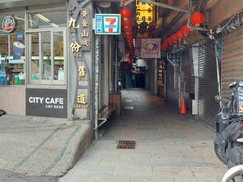 13日起微解封適逢上班日,九份老街上午未湧現人潮。(新北觀旅局提供)中央社記者王鴻國傳真 110年7月13日