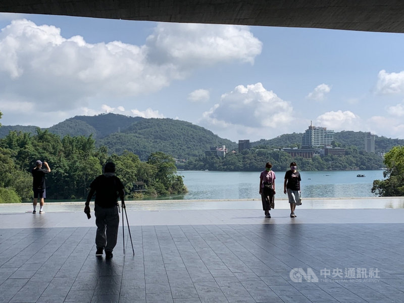 中央流行疫情指揮中心宣布全國疫情警戒第3級延長至26日,但適度鬆綁部分措施。日月潭向山遊客中心13日一早就有零星遊客。(日月潭國家風景區管理處提供)中央社記者蕭博陽南投縣傳真 110年7月13日