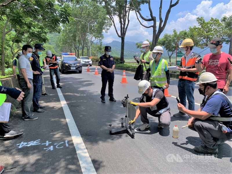 南投交警簡姓小隊長109年行駛台16線打滑摔死,居民質疑路面太滑,要求刨除重鋪,工務段、警方等相關單位13日再次前往會勘。(集集鎮公所提供)中央社記者蕭博陽南投縣傳真 110年7月13日