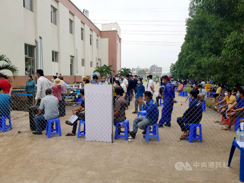 越南防疫大作戰,南部許多省市要求民眾跨省、省內移動必須出示陰性篩檢證明,導致大量民眾聚集在篩檢點,增加感染風險。圖為排隊等待做COVID-19篩檢的越南民眾。(讀者提供)中央社記者陳家倫河內傳真 110年7月13日