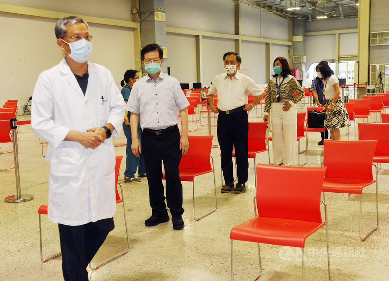 台北市政府規劃在花博爭豔館設置大型施打疫苗站,14 及15日安排接種疫苗,北市聯醫仁愛院區院長蕭勝煌(前左起)、北市衛生局長黃世傑、副市長蔡炳坤13日到花博爭豔館了解相關動線。中央社記者施宗暉攝 110年7月13日