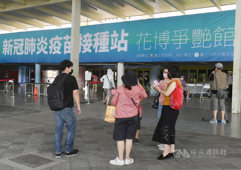 台北市政府14至15日將在花博爭豔館設置大型疫苗接種站,現場接種區共18線,每線單日接種800人,圖為入口處大型看板,引導方向。中央社記者施宗暉攝 110年7月13日
