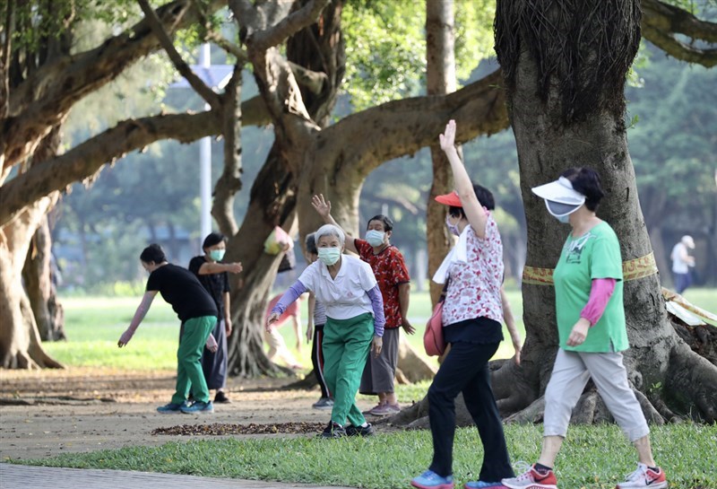微解封首日,台北市民前往公園運動、散步。中央社記者張皓安攝 110年7月13日