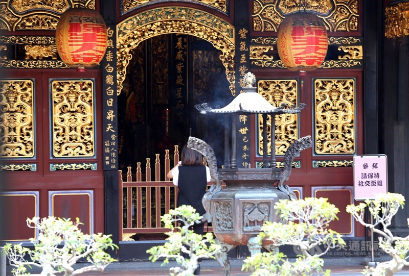 台北市大龍峒保安宮上午10時開放信眾入內參拜,一旁立著「保持社交距離」警示。中央社記者郭日曉攝 110年7月13日