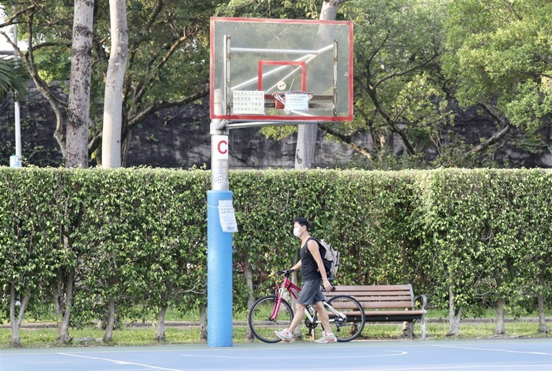 台北市體育場館開放以中低強度且非身體接觸運動為限,公園籃球場則暫不解封。中央社記者張皓安攝 110年7月13日