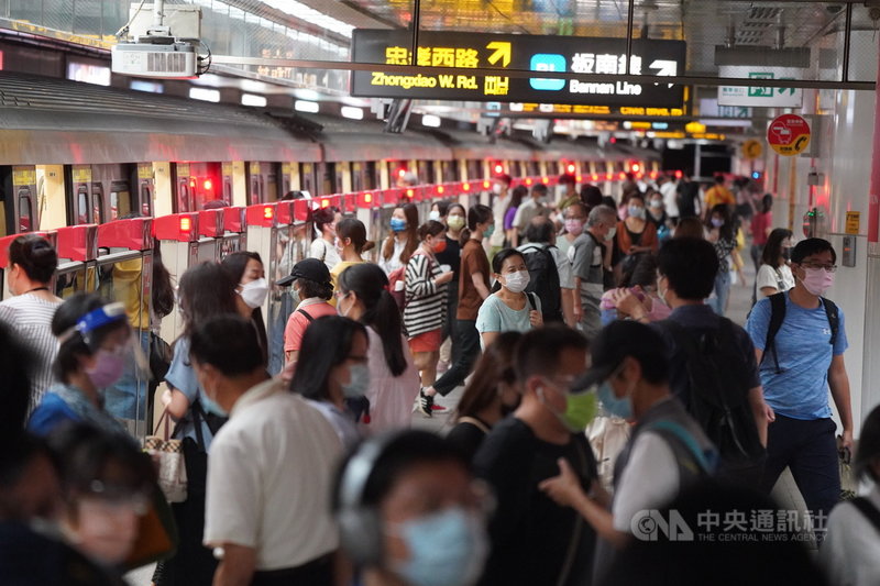 中央流行疫情指揮中心公布全國3級警戒延長至7月26日,13日起放寬部分場域的規定進行「微解封」。微解封首日,民眾搭乘捷運通勤,在月台上下車。中央社記者徐肇昌攝 110年7月13日