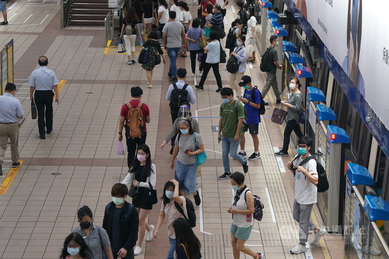 中央流行疫情指揮中心公布全國3級警戒延長至7月26日,13日起放寬部分場域的規定進行「微解封」。微解封首日,民眾在月台及車廂間穿梭。中央社記者徐肇昌攝 110年7月13日
