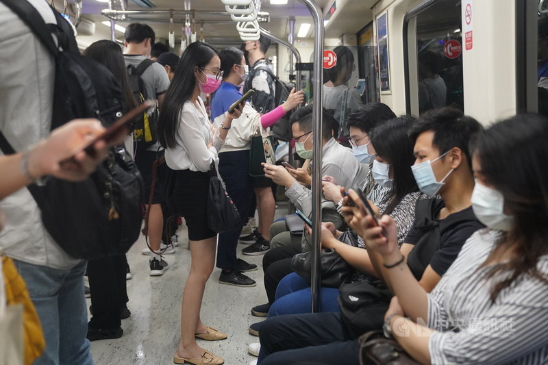 中央流行疫情指揮中心宣布全國疫情三級警戒延長至26 日,13日起放寬部分場域規定進行「微解封」。微解封首日,不少民眾搭乘捷運上班。中央社記者徐肇昌攝 110年7月13日