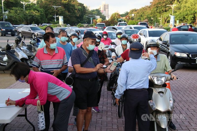 中央流行疫情指揮中心宣布全國疫情警戒第3級延長至26日,高雄澄清湖風景區配合防疫自13日有條件開放,民眾須配戴口罩,現場採實聯制、量測體溫入園。中央社記者董俊志攝 110年7月13日