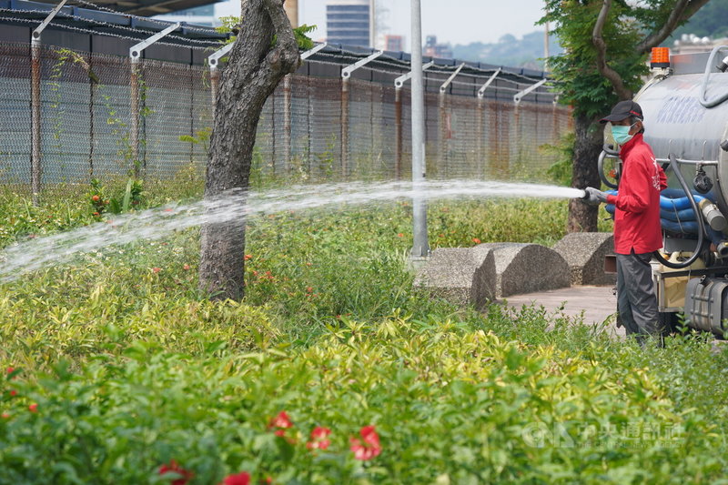 氣象專家吳德榮指出,13、14日2天各地大多晴朗炎熱、紫外線強,最高溫仍在攝氏36度左右,提醒民眾要防曬、防中暑。中央社記者徐肇昌攝 110年7月13日