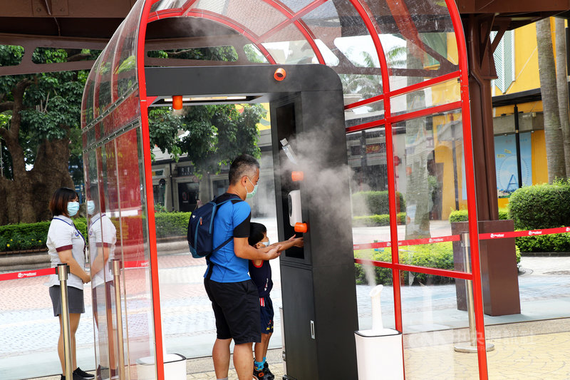 麗寶樂園渡假區自主規劃零接觸入園預約系統,遊客須先預約來園日期,進入園區前也會先通過防疫門,量體溫、噴酒精消毒一次完成。(麗寶樂園提供)中央社記者趙麗妍傳真 110年7月13日