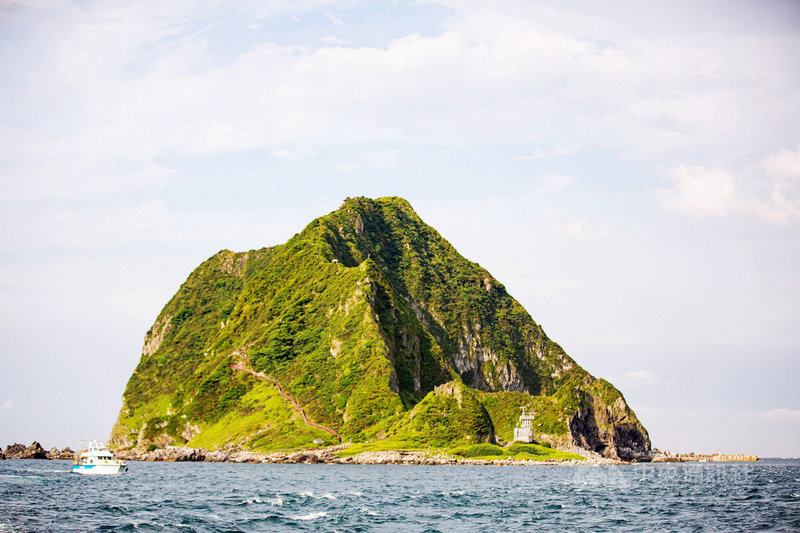 基隆市政府13日開放基隆嶼預約登島,儘管24後才可正式登島,但根據市府統計,截至下午2時已有1012名遊客預約登島。(基隆市政府提供)中央社記者王朝鈺傳真 110年7月13日
