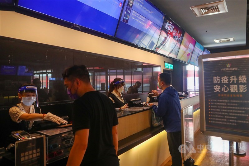 台北信義區威秀影城在升級防疫工作後重新開門營業,上午陸續有民眾到場購票觀影。中央社記者王騰毅攝 110年7月13日