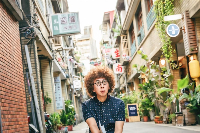 社會學者、作家李明璁(圖)參與中央書局線上說書活動,主講「李小龍:生活的藝術家」,向讀者介紹李小龍不只是功夫高手,同時也是哲學家、心理學家、作家,甚至是社會學家和靈魂的探求者。(中央書局提供)
