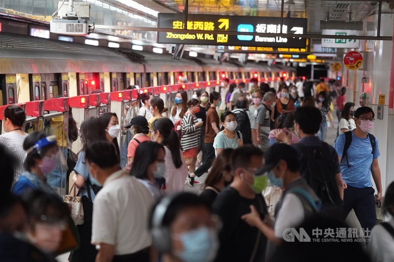 微解封首日,民眾搭乘捷運通勤,在月台上下車。中央社記者徐肇昌攝 110年7月13日