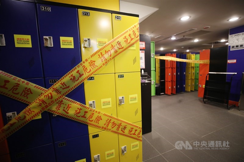 健身房等室內運動場館13日可有條件微解封,World Gym世界健身俱樂部遵守防疫指引,部分設施如淋浴間、個人櫃都拉起封條暫停使用。中央社記者張新偉攝 110年7月13日
