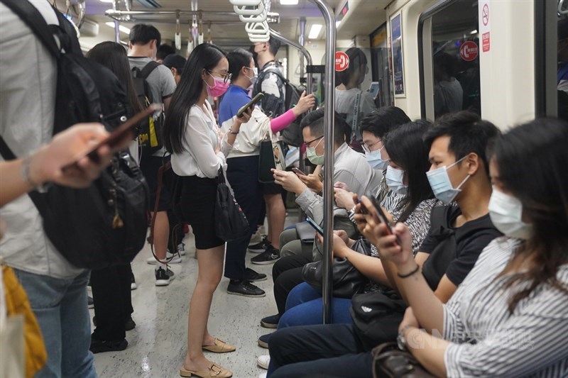 微解封首日,不少民眾搭乘捷運上班,車廂再度迎來擁擠人潮。中央社記者徐肇昌攝 110年7月13日