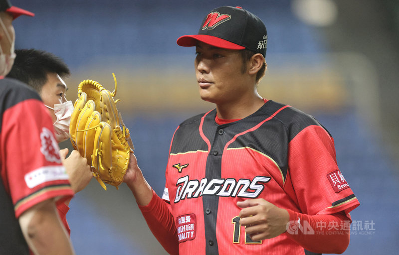 中華職棒13日復賽,味全龍隊首戰派出王牌投手王維中(圖)先發、投6局失1分、無關勝敗,味全終場以5比9不敵富邦悍將隊。(中華職棒提供)中央社記者謝靜雯傳真 110年7月13日