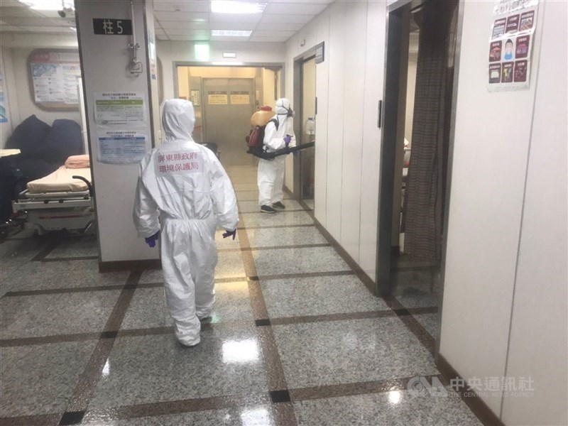屏東枋寮醫院在停業擴大清消及全院工作人員3度PCR採檢陰性後,將自14日起恢復營運。圖為6月28日枋寮醫院進行清消。(中央社檔案照片)