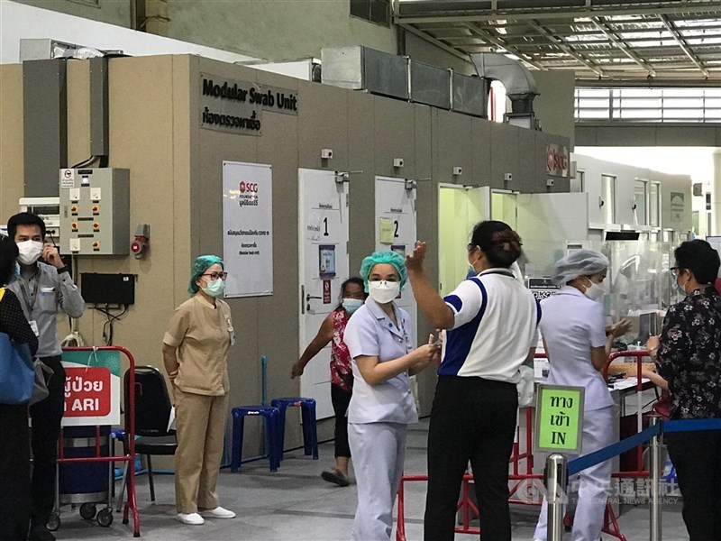 泰國政府12日指出,曼谷一處建築工地有7名工人同時感染Alpha和Delta變種病毒,這7人並未出現令人擔憂的症狀。圖為9日曼谷一間醫院外等待檢驗的民眾。(中央社檔案照片)