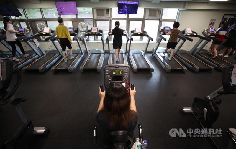 全台13日起「微解封」,大同區運動中心先以試營運的方式,在下午2時開始營業,許多民眾到運動中心運動,並保持社交距離。中央社記者張新偉攝 110年7月13日