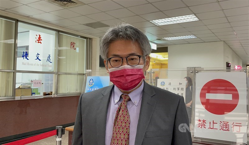 懲戒法院13日審理前公懲會委員長石木欽案,但監察院代表陳先成(圖)庭上指出,本案合議庭部分成員有偏頗,聲請迴避,也讓案件暫時無法審理。圖為陳先成庭後受訪。中央社記者劉世怡攝 110年7月13日