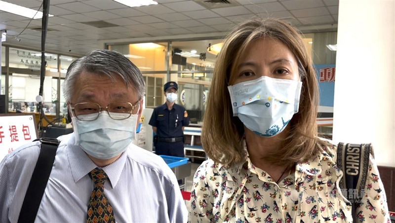 懲戒法院13日審理前公懲會委員長石木欽懲戒案,監察院代表庭上表示本案合議庭部分成員有偏頗,聲請迴避,庭訊也隨之喊卡結束;石木欽委由律師廖芳萱(右)代理出庭,廖芳萱庭後表示,為何監察院不提早說,等於今天白忙一場。中央社記者劉世怡攝 110年7月13日