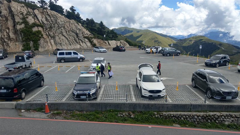 微解封第一天適逢上班日,合歡山武嶺遊客不多,且武嶺停車場(圖)管制容留量只開放40%。(太魯閣國家公園管理處提供)中央社記者蕭博陽南投傳真 110年7月13日