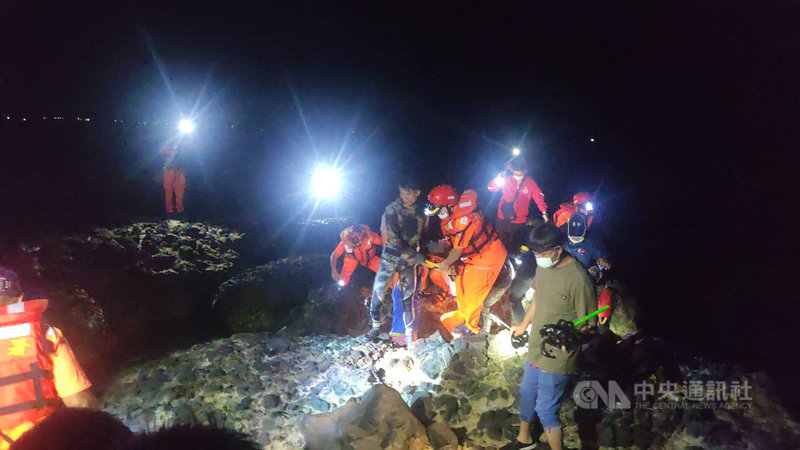 台東成功鎮三仙台12日晚間發生一起高中生到海邊撿螺遭海流捲走意外,因暗礁密布,海巡艇無法靠近搜救,現場休假的憲兵潛水找到溺者,已無呼吸心跳。(民眾提供)中央社記者李先鳳傳真 110年7月13日