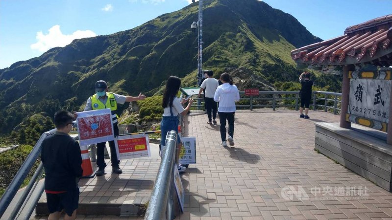 全國疫情警戒第3級延至7月26日,不過13日起部分適度鬆綁,合歡山地標武嶺亭(圖)重新開放遊客進入賞景拍照,太魯閣國家公園管理處派員管制容留上限18人。(太魯閣國家公園管理處提供)中央社記者蕭博陽南投縣傳真 110年7月13日