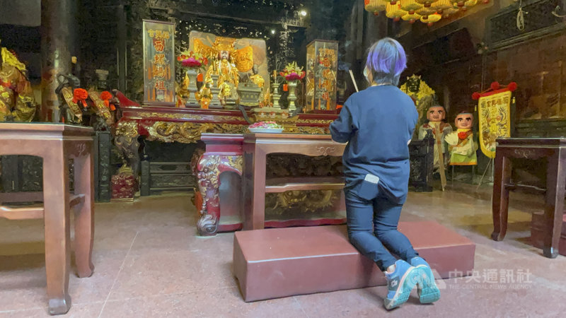 西螺福興宮13日將防疫計畫書送到西螺鎮公所審核,待縣府通過正式實施;廟內參拜限制10人,採1人出1人進管制措施,民眾不能抽籤、擲筊。關姓婦人為了北部的孩子求平安,央求廟方讓她入內參拜。中央社記者姜宜菁攝 110年7月13日