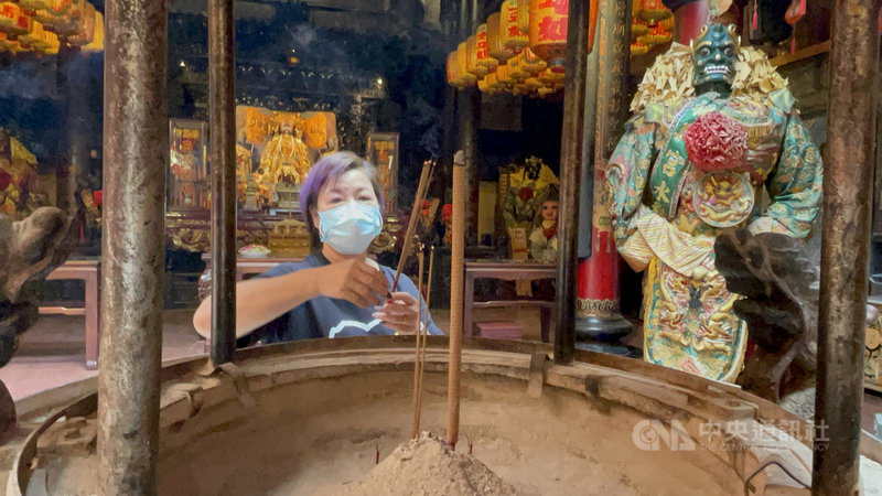 雲林西螺福興宮日前決議將微解封,並將防疫計畫書送到西螺鎮公所審核,廟方表示,防疫計畫已送審,待縣府通過正式實施。許多民眾13日特別到福興宮參拜,他們認為,入廟參拜較踏實。中央社記者姜宜菁攝 110年7月13日