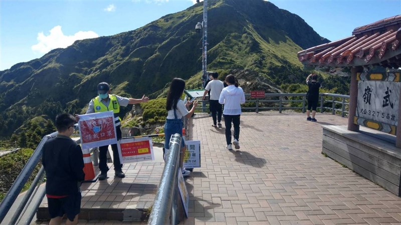 合歡山地標武嶺亭(圖)13日重新開放遊客進入賞景拍照,太魯閣國家公園管理處派員管制容留上限18人。(太魯閣國家公園管理處提供)中央社記者蕭博陽南投縣傳真 110年7月13日