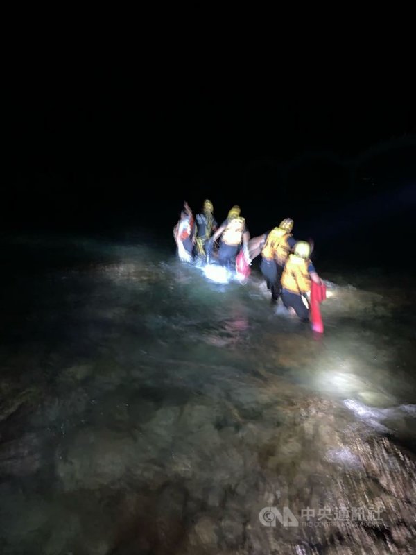台東成功鎮三仙台12日晚間發生一起高中生到海邊撿螺遭海流捲走意外，消防局獲報立即到場，將溺者搬運上岸後送。（台東縣消防局提供）中央社記者李先鳳傳真  110年7月13日