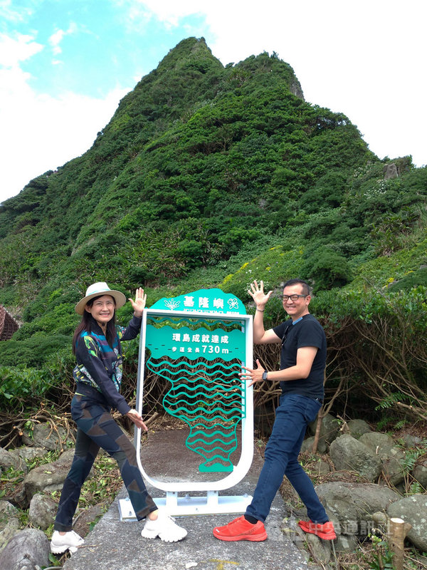 微解封首日,基隆嶼也開放預約登島,基隆市政府觀光及城市行銷處長曾姿雯(左)13日表示,配合中央防疫警戒措施,基隆嶼每日登島總人數原有1200個名額,降載為7成,上限為840人,另船隻載客數降載為7成,且於下午4時後不開放登島。(基隆市政府提供)中央社記者王朝鈺傳真 110年7月13日