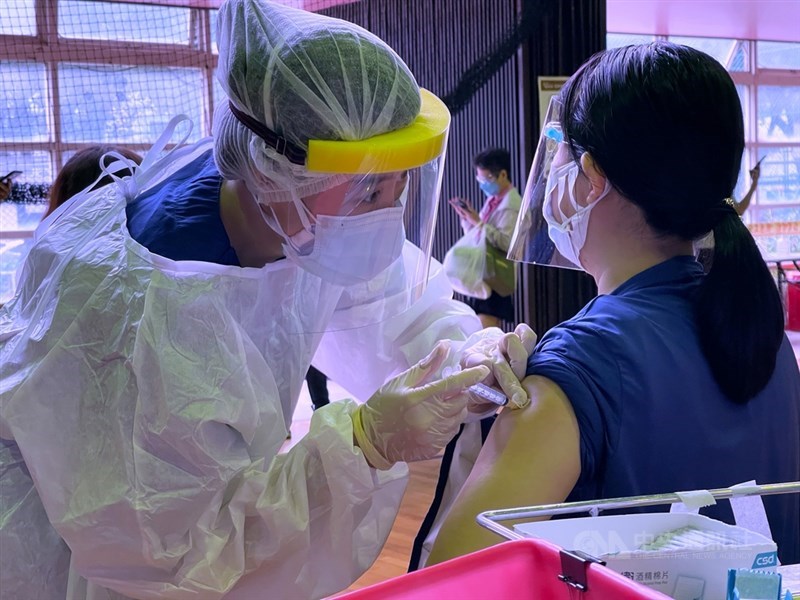 COVID-19疫苗預約平台13日起開放滿18歲以上民眾意願登記,指揮中心指揮官陳時中表示,截至14日下午1時,18至49歲已逾390萬人填寫意願登記。中央社記者王飛華攝 110年7月14日