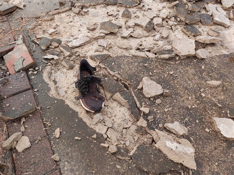 苗栗市13日傍晚下起雷陣雨,當下一名正在河堤慢跑男子疑遭雷擊中,緊急送醫搶救後不治;事發現場遺留一隻鞋子,四周地面也碎裂四散。(民眾提供)