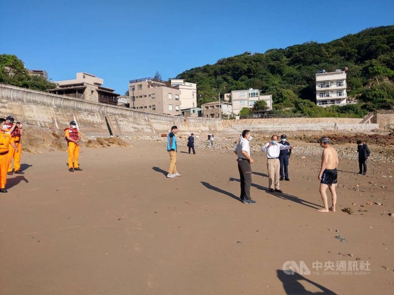防疫措施雖適度鬆綁,但沙灘區域範圍及水域遊憩活動仍不開放,為落實防疫,馬管處與連江縣警察局、交旅局、衛福局及海巡署第十岸巡隊等共同稽查馬祖水域遊憩活動情形。(馬管處提供)中央社記者邱筠馬祖傳真 110年7月14日