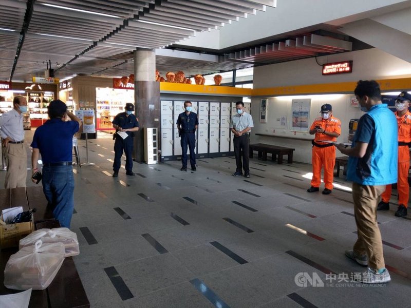 因應中央流行疫情指揮中心「延長三級,適度鬆綁」政策,馬管處落實國家風景區據點防疫管理措施,馬管處表示,在南竿遊客中心實施實聯制等防疫措施,並全面加強環境清潔消毒。(馬管處提供)中央社記者邱筠馬祖傳真 110年7月14日