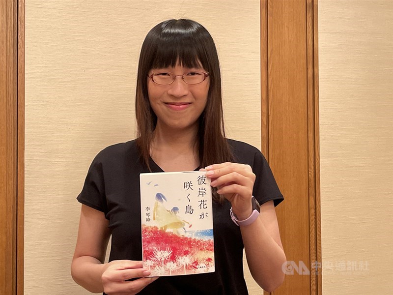 李琴峰得知獲得芥川獎後,接受中央社與日本媒體記者採訪拍照。中央社記者楊明珠攝 110年7月14日