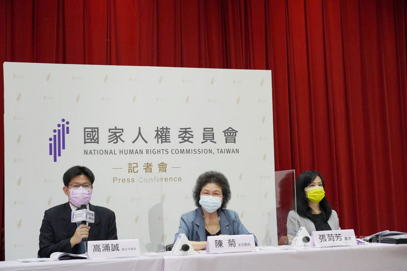 監察院長兼國家人權委員會主委陳菊(中)、副主委高涌誠(左)、人權會委員張菊芳(右)14日舉行人權會首份調查報告「林水泉遭受國家行政不法侵害人身自由案」公布記者會。(人權會提供)中央社記者陳俊華傳真 110年7月14日